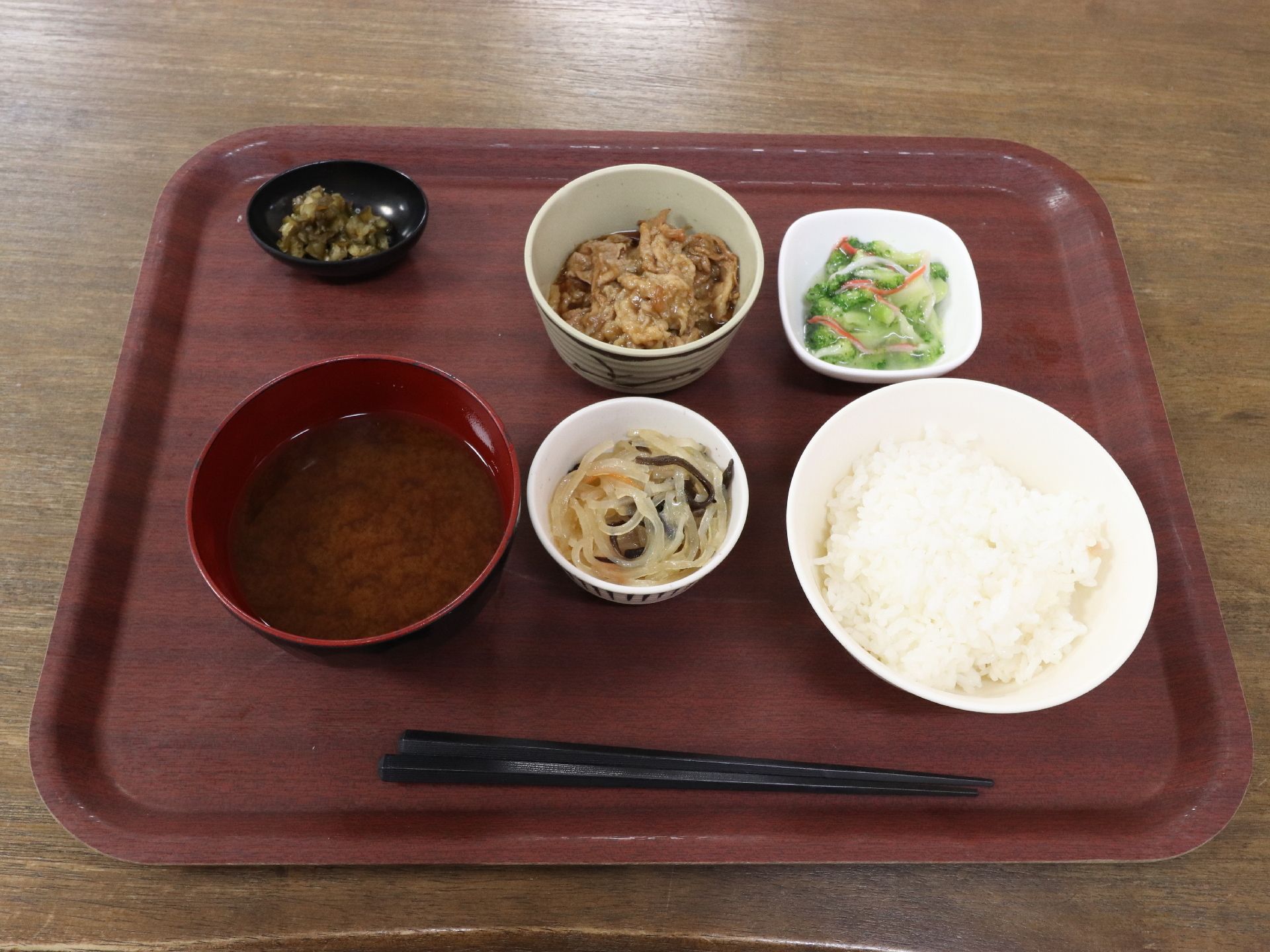 食事の様子である。一汁三菜プラスお漬物の食事は、栄養士によって塩分やカロリーが計算された食事になっている。