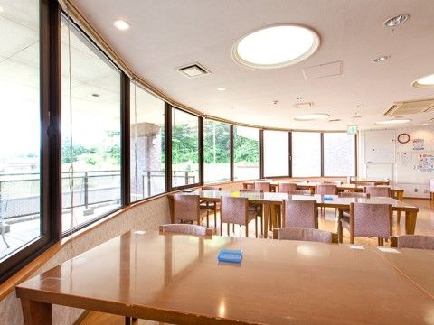 広々としたスペースは開放感があり、窓から景色を楽しむことができる。ひじ掛けの付いた椅子を設置しており、安全に座ってくつろぐことができる。