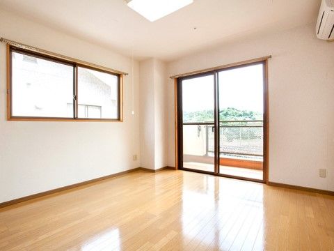 窓が２面にある明るい居室である。エアコンが設置されており、１年を通して快適に過ごすことができる。好きな家具を持ち込むことができる。