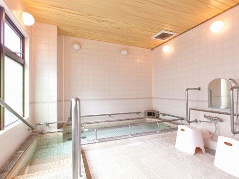 窓があるタイル張りの明るい浴室である。浴槽の出入りの際は手すりがあるので、体を支えることができ安全である。