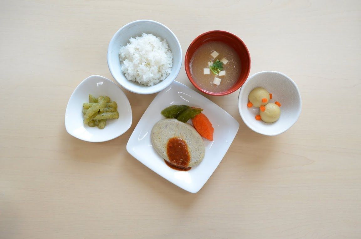 ごはんと味噌汁、ペースト状にしたハンバーグや野菜の煮物