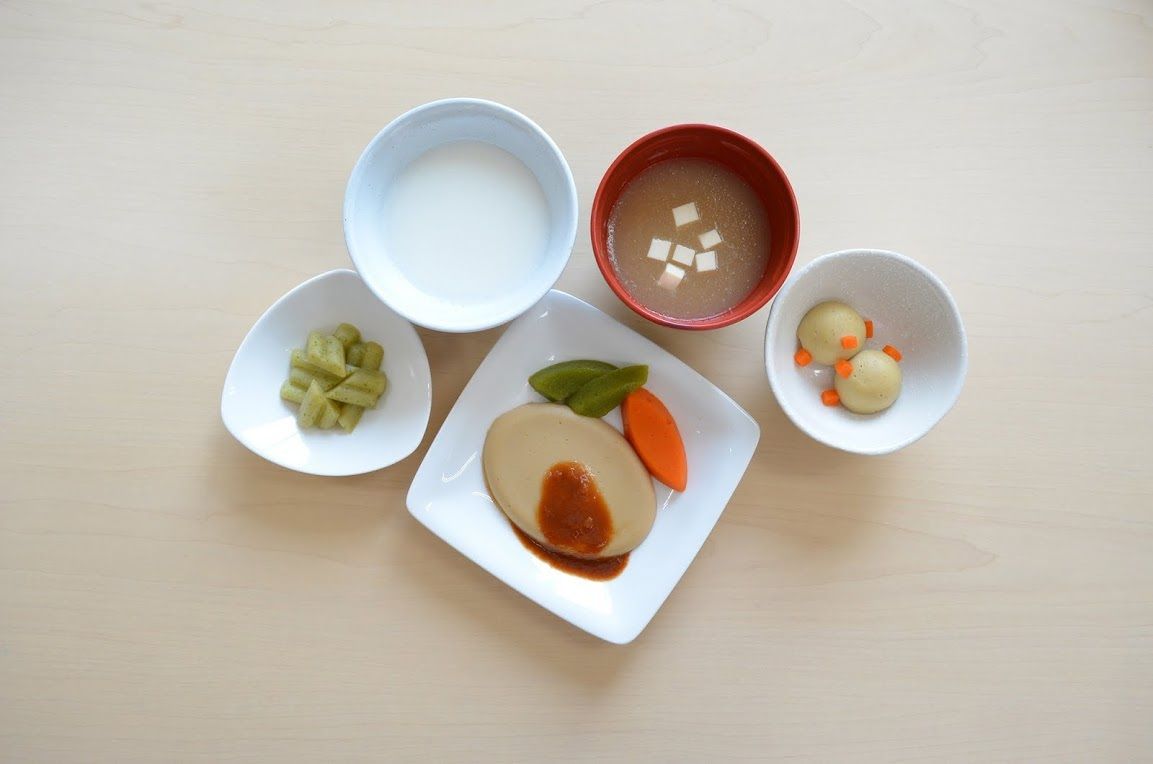 ごはんと味噌汁とペースト状にした野菜の煮物やハンバーグ
