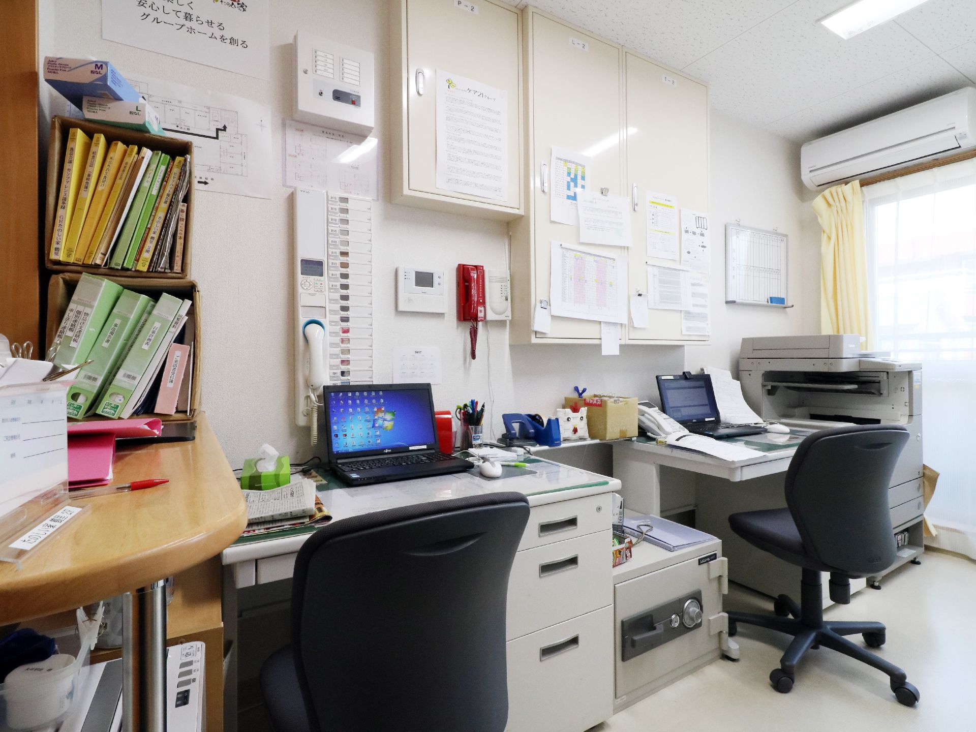 スタッフの部屋にはノートパソコンの置かれたデスクや金庫、プリンター、ホワイトボードなど業務に必要な様々なものが置かれている。