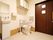 施設のトイレは広い部屋にウォシュレットの水洗トイレと手すりと背もたれ、小型の洗面台とペーパー、天井付近には戸棚が設置されている。