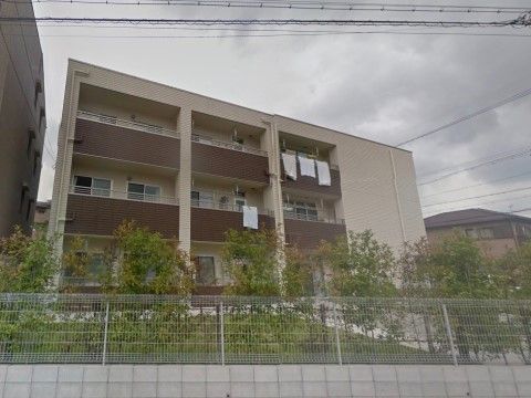 たのしい家 鶴里の外観。リラックスできるよう大きめの庭が完備されている。