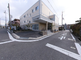 介護施設の外観と周辺の道路