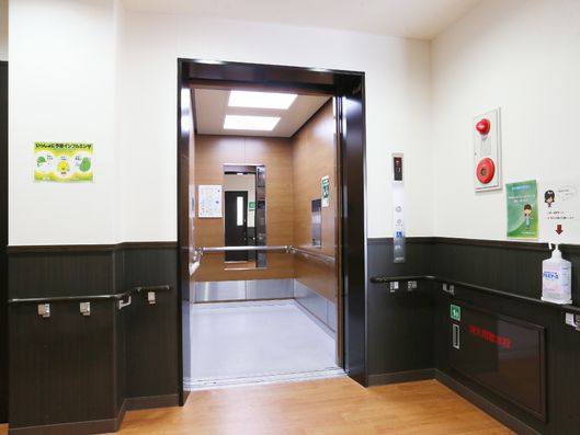 エレベーター付近と内部の様子