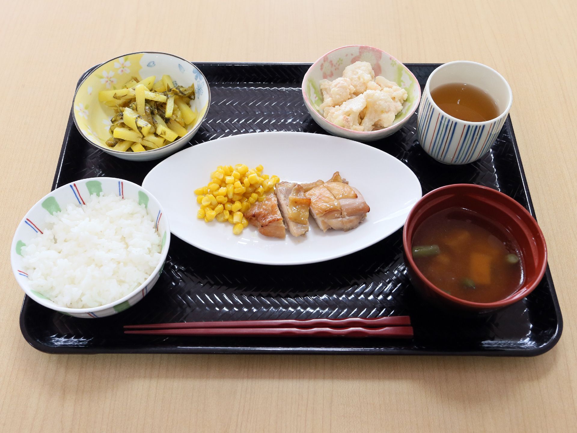 この日の献立は、タケノコの煮物、カリフラワーサラダ、鶏肉の照り焼き、白ご飯にお味噌汁。一汁三菜の食事。