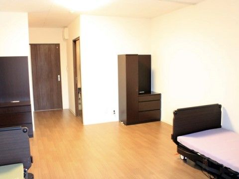 ２人用の居室には、ベッドや収納用品などをそれぞれ用意している。広い空間で楽しい生活を送ることができる。