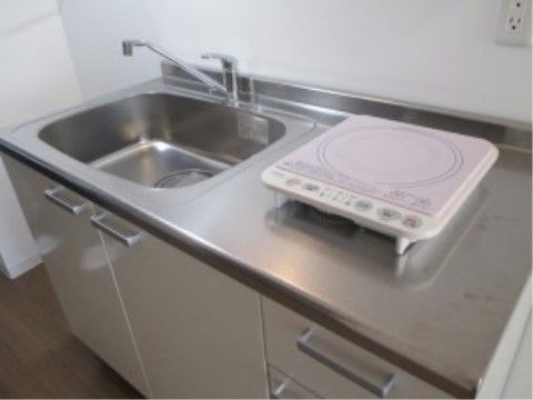 １口のＩＨコンロが用意されている、居室内にあるキッチン