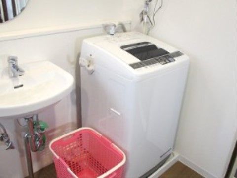 洗濯機の横に洗濯カゴがあるので、洗濯物を落とす心配がなくなる。汚れ物を洗える洗面台は、洗濯機の近くに設置している。