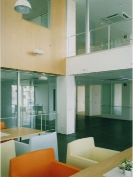 吹き抜けの天井で、カラフルな椅子と、テーブルが設置されており、入居者様同士の交流の場として利用されている。