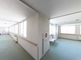 明るく広々とした廊下