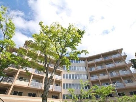 自然が豊かで静かな環境にある施設である。日当たりもよく、室内でも明るく快適な毎日を送ることができる。