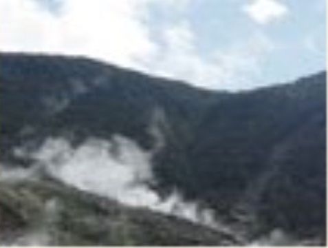 火山の噴煙や硫黄を見ることができる観光名所である。地熱を利用して作られた黒いゆで卵も楽しむことができる。