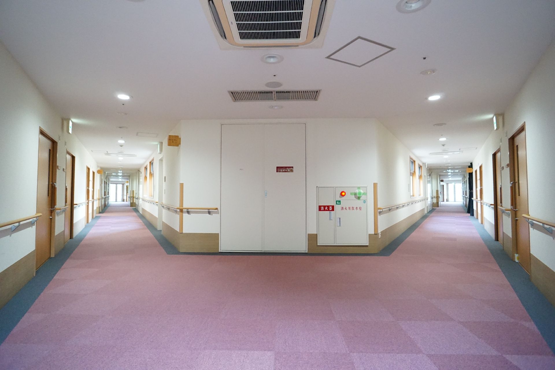 手すりが設置されて床に段差がなく、バリアフリー化されている廊下