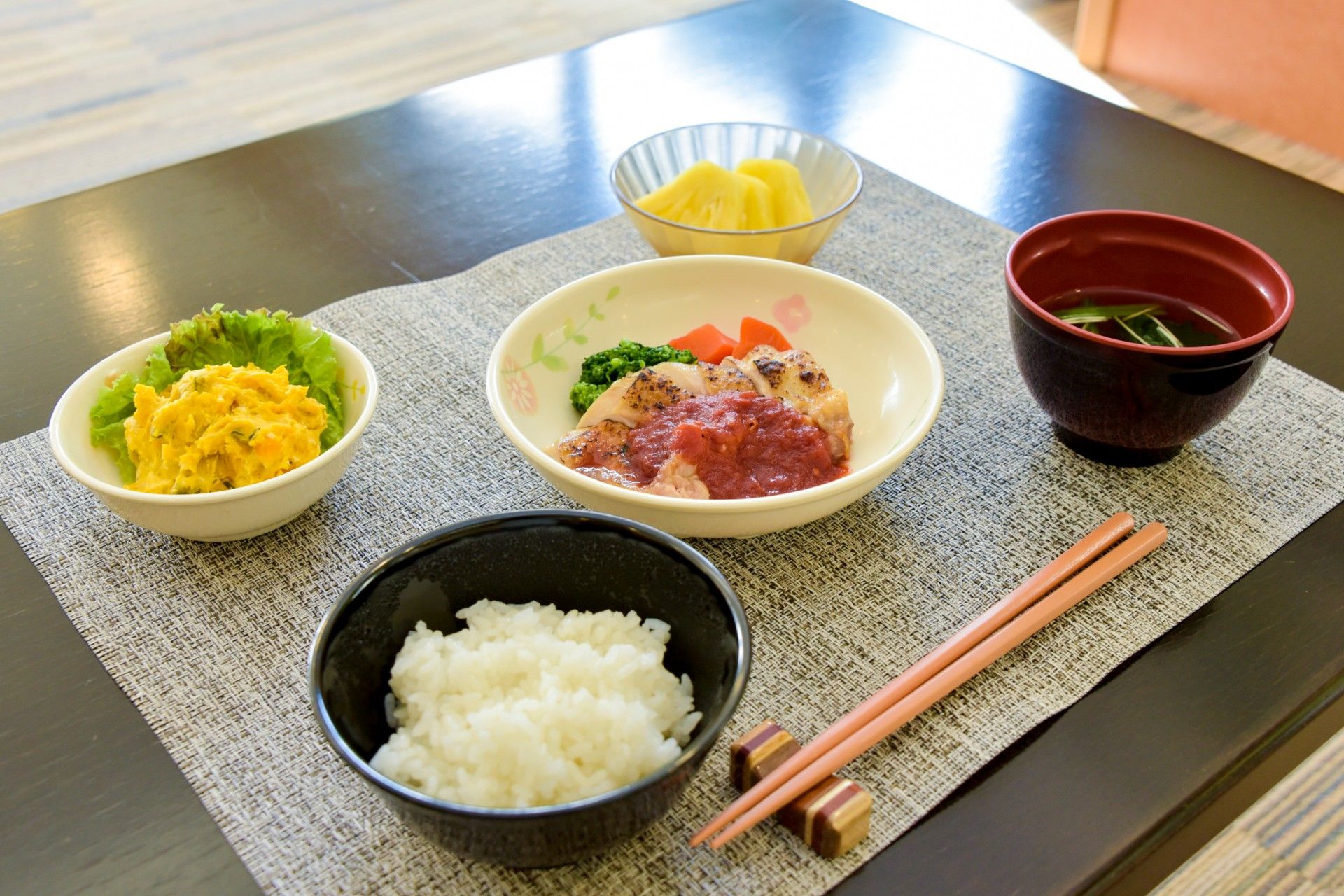 和食の食事風景