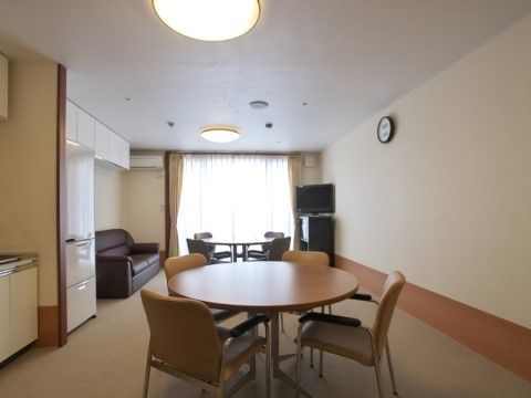 白を基調とした明るい空間である。ソファに腰かけて休憩をしたり、気の合うお仲間との歓談を楽しんだり自由に利用ができる。