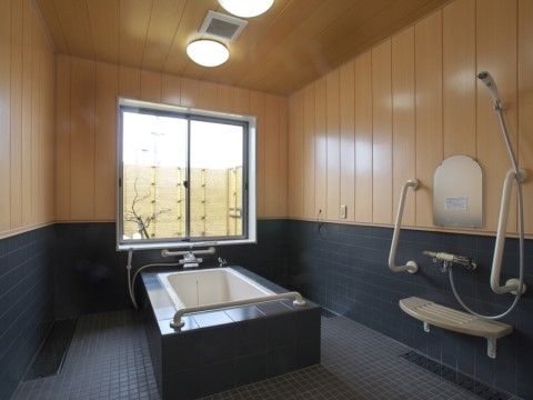 清潔感のある広々とした浴室である。天気のよい日には、和風造りの美しい庭を眺めながら疲れを落としていただける。
