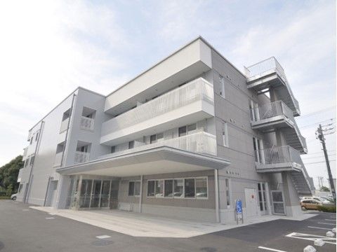 施設は明るいグレーと白を基調とした３階建てである。建物の側に駐車場がある。車椅子専用の駐車スペースも設けられている。