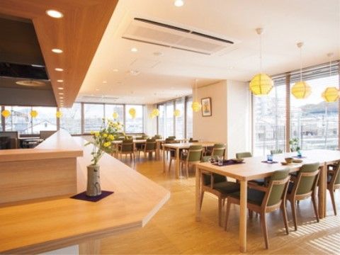 左側にカウンターキッチンがあり、その前に並ぶテーブルセット