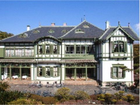 洋館と日本館、蔵２棟は国の重要文化財である。美しい庭園もある。洋館の設計は東京駅舎と同じ辰野金吾によるもの。