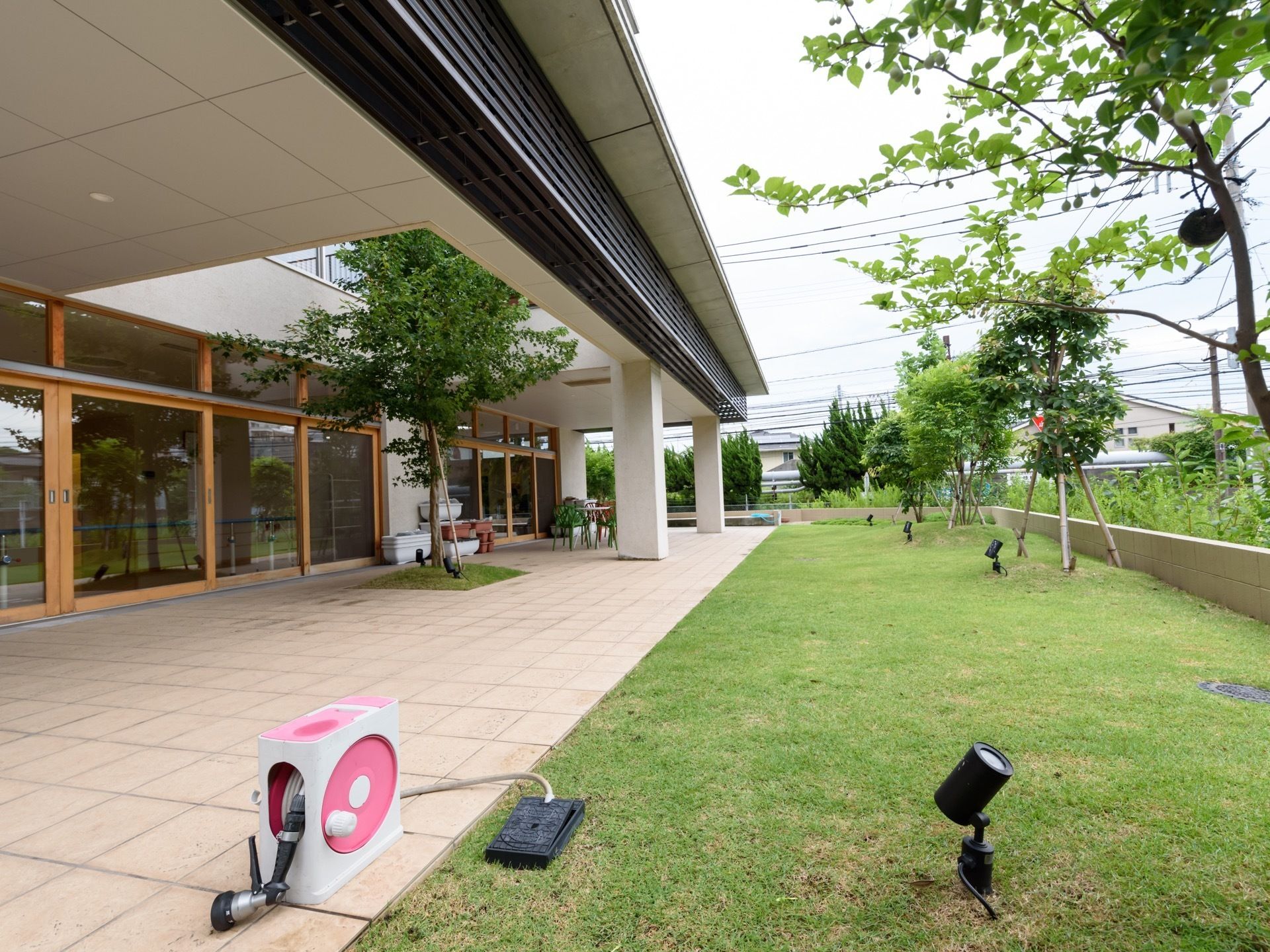 敷地内にはきれいな芝生の庭があり、館内から自由に行き来ができる。植栽の手前にそれぞれ照明があり、ライトアップできるようになっている。