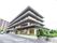 建物は4階建てで、濃淡の茶系色を基調色としている。２～４階は窓が多く、十分な採光が期待できる設計である。