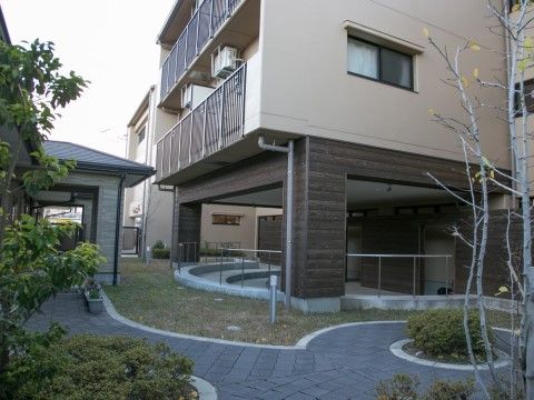 「アスタースクエア」の外観。屋外スペースに庭を設けている。