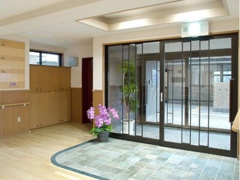 「アスタースクエア」の玄関ホール。広々とした開放感のある玄関。
