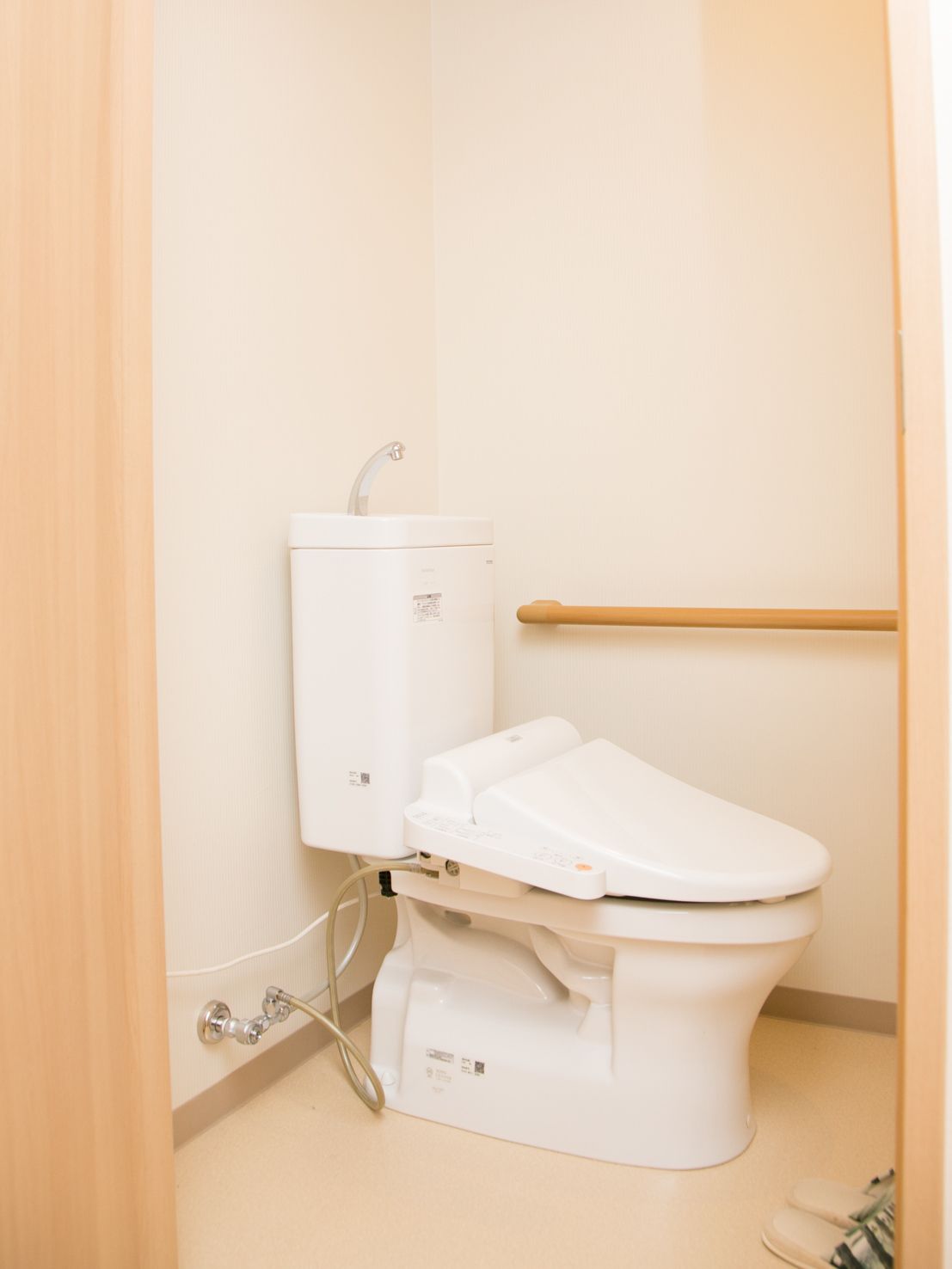 ゆったりとした清潔感のある空間。冬は暖かいウォシュレットで便器の横にはしっかりとした手すりが付いている。