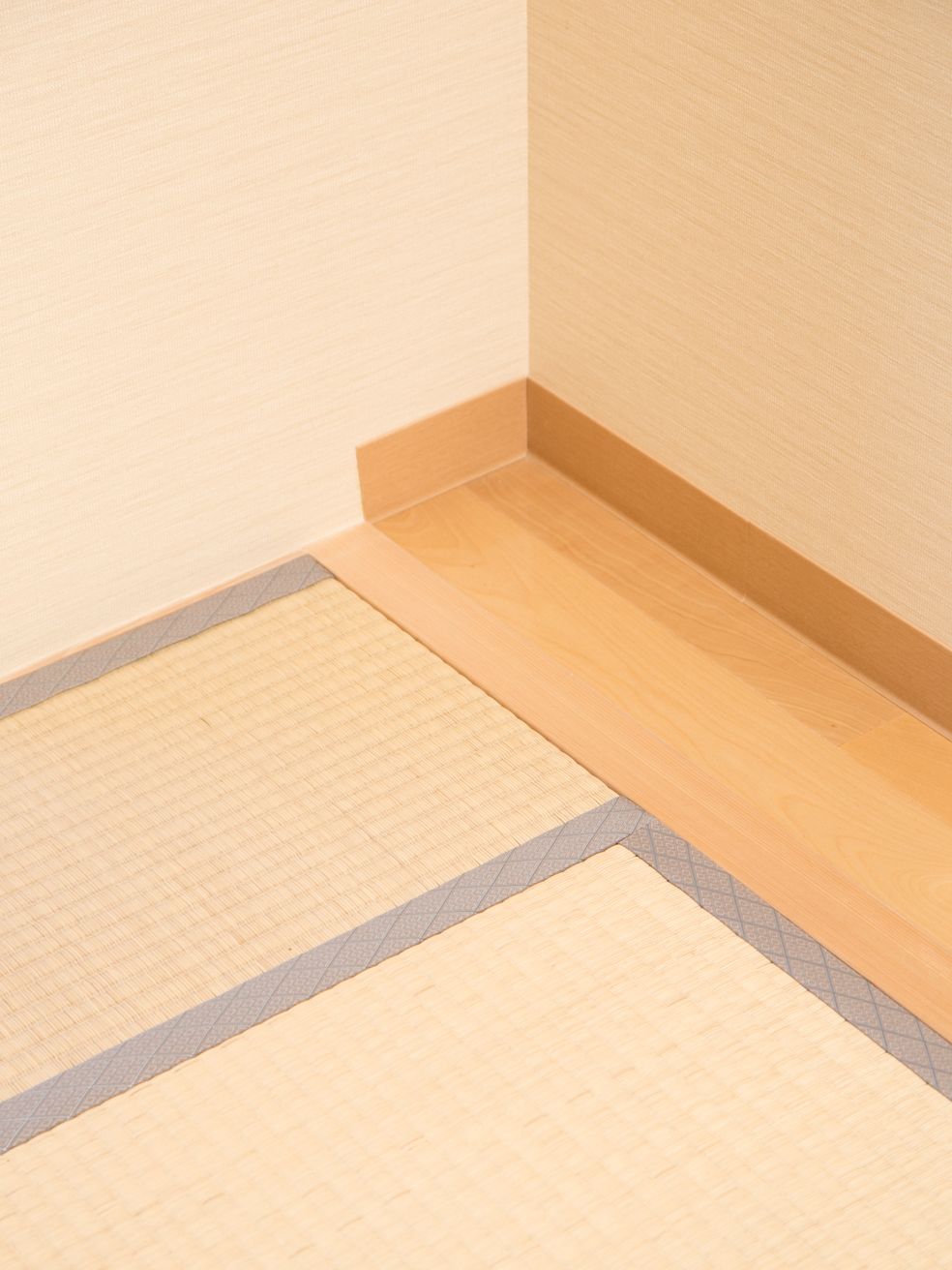 居室には和室もある。畳と壁のすき間にバリアフリーの板の間がある。その分だけ部屋が広く感じて圧迫感がない。