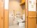通路にある共同トイレは、男女兼用でドアは引き戸です。手すりは2か所あり、ナースコールがあるので安心。