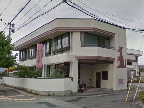 ２階建ての建物。定員17名の小規模な施設である。壁にカンガルーのイラストが書かれている。ピンクの施設名の看板が掲げられている。