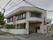 ２階建ての建物。定員17名の小規模な施設である。壁にカンガルーのイラストが書かれている。ピンクの施設名の看板が掲げられている。