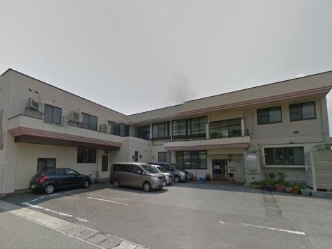 敷地内に駐車場があり、ご家族様がご訪問の際に利用することができる。施設内には、小規模の多機能型居宅介護施設を併設している。