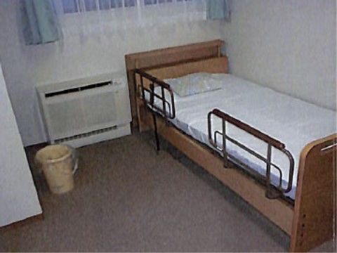 居室は完全個室制である。介護ベッドが設置されている。窓があり日当たり、風通しが良い。快適な生活を送れる、余裕のある広さである。