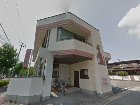 クリーム色とピンク色が特徴的な外観である。居室にはベランダが設置されている。出入り口にはスロープが設けられている。