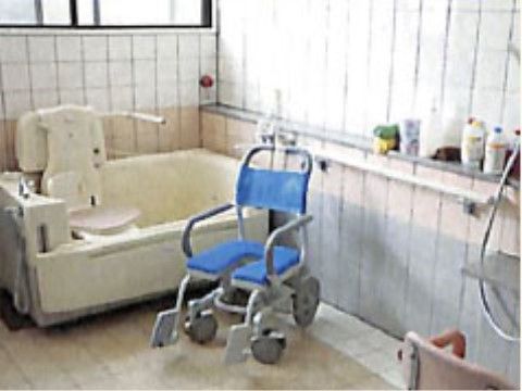 浴室用の椅子は、タイヤが付いており車椅子がわりになる。椅子と浴槽とが一体となった特殊な装置で入浴できる。
