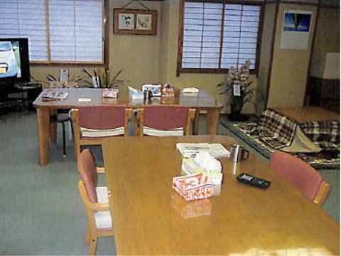 障子が閉められる共有スペースには、こたつが置かれている時期がある。入居者様同士の団欒に活用されている。