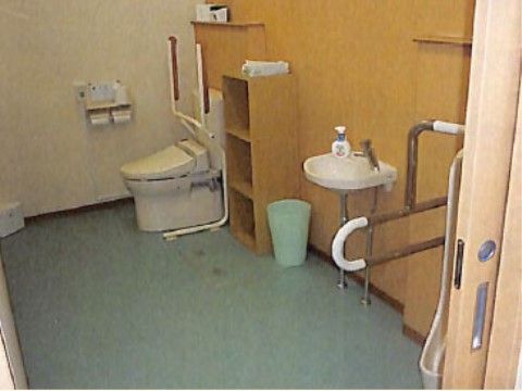 車椅子の通行スペースをたっぷりと取ったトイレである。各所に掴まれる場所を作り、使い勝手を考えた設計だ。
