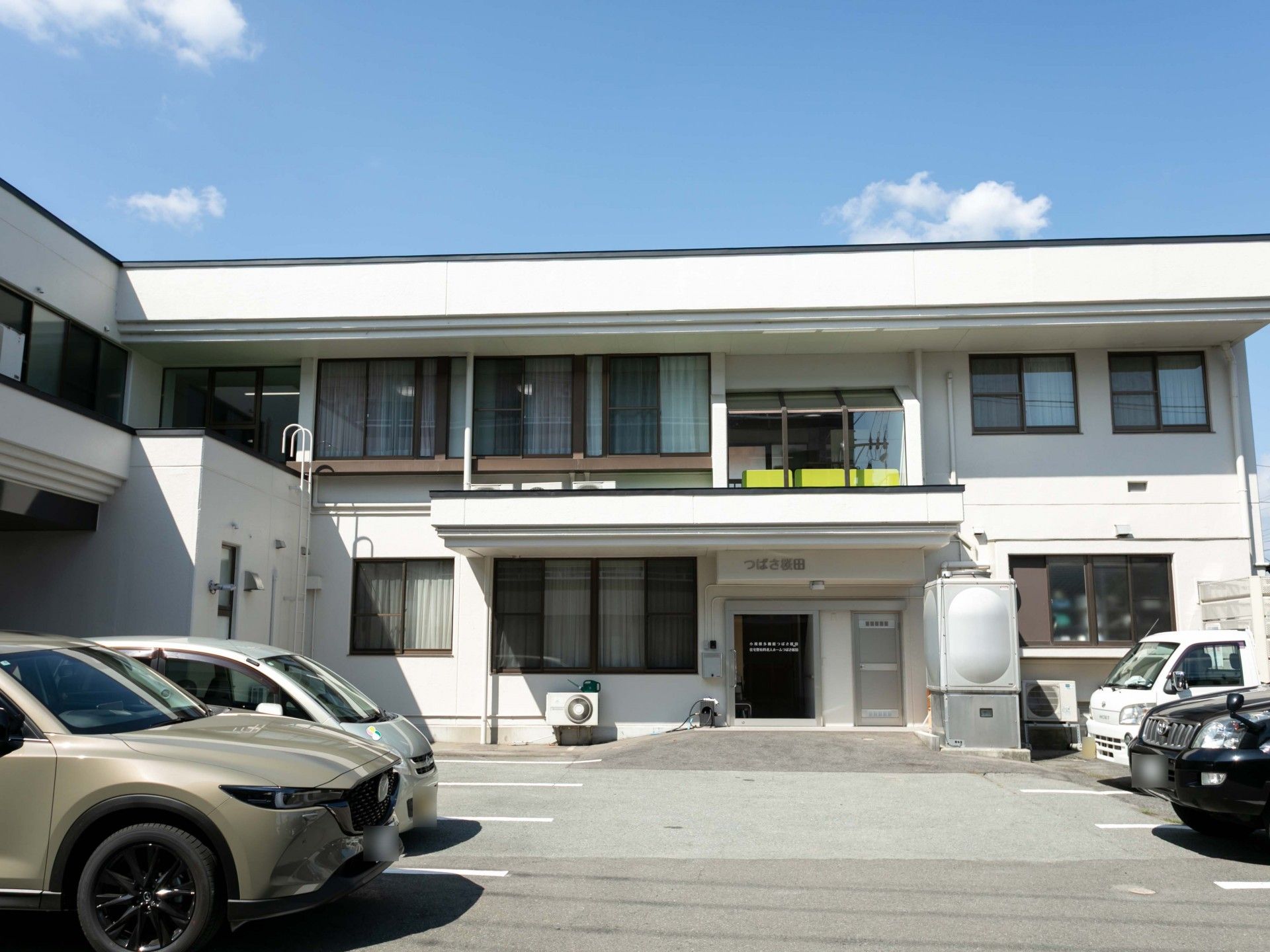 駐車場のある建物外観