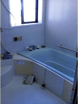 浴槽の洗い場にはシャワーがあり、その下は段になっている。綺麗に掃除されており、排水溝の蓋を斜めに開けて通気を良くしている。