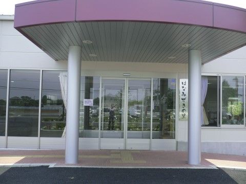 エントランスはガラス張りとなっており、外から中の様子が伺えるようになっている。開放感のある作りである。