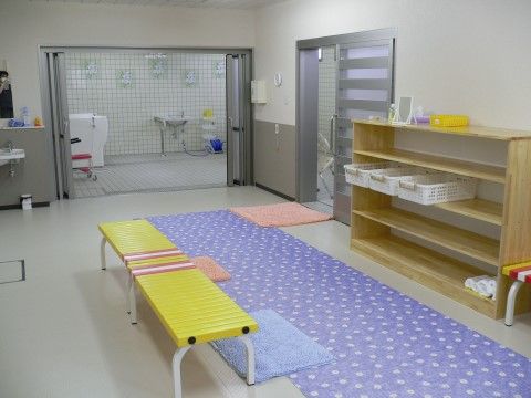 広めに作られた脱衣場は、足元にタオルケットが敷かれ、長椅子も設置してあるので安心して使える作りである。