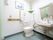 広々とした利用しやすいトイレには温水洗浄便座が完備されている。花や絵画が飾られている。洗面台がすぐ隣にあり便利。