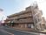 ４階建ての茶色い建物である。屋上テラスがあり、1階には自動販売機が完備されている。2階と３階にはバルコニーがある。