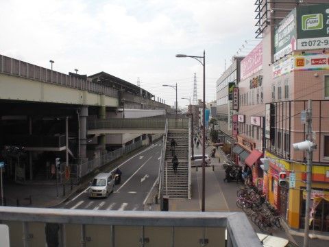 施設のすぐ前にある高架の駅や周辺の商店街をベランダから見た様子