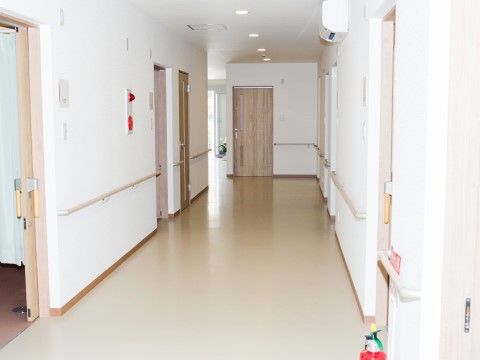 バリアフリーなので各居室からの出入りもスムーズ。居室から出てすぐの廊下には手すりを両側に設置してあるので安心である。
