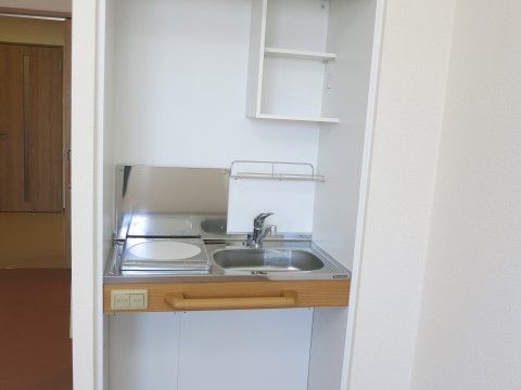 IH調理器のついたキッチンには、お気に入りのコップを置ける収納棚が付いているので自宅と同じように使える。